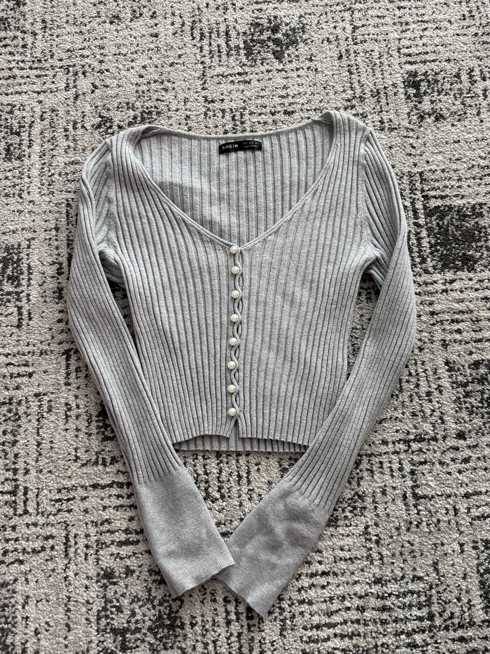 SHEIN Gray Ribbed V-Neck Buttoned Crop Top
